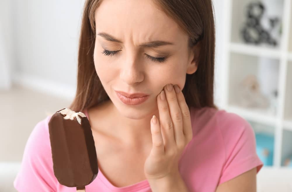 Woman with pain in her teeth