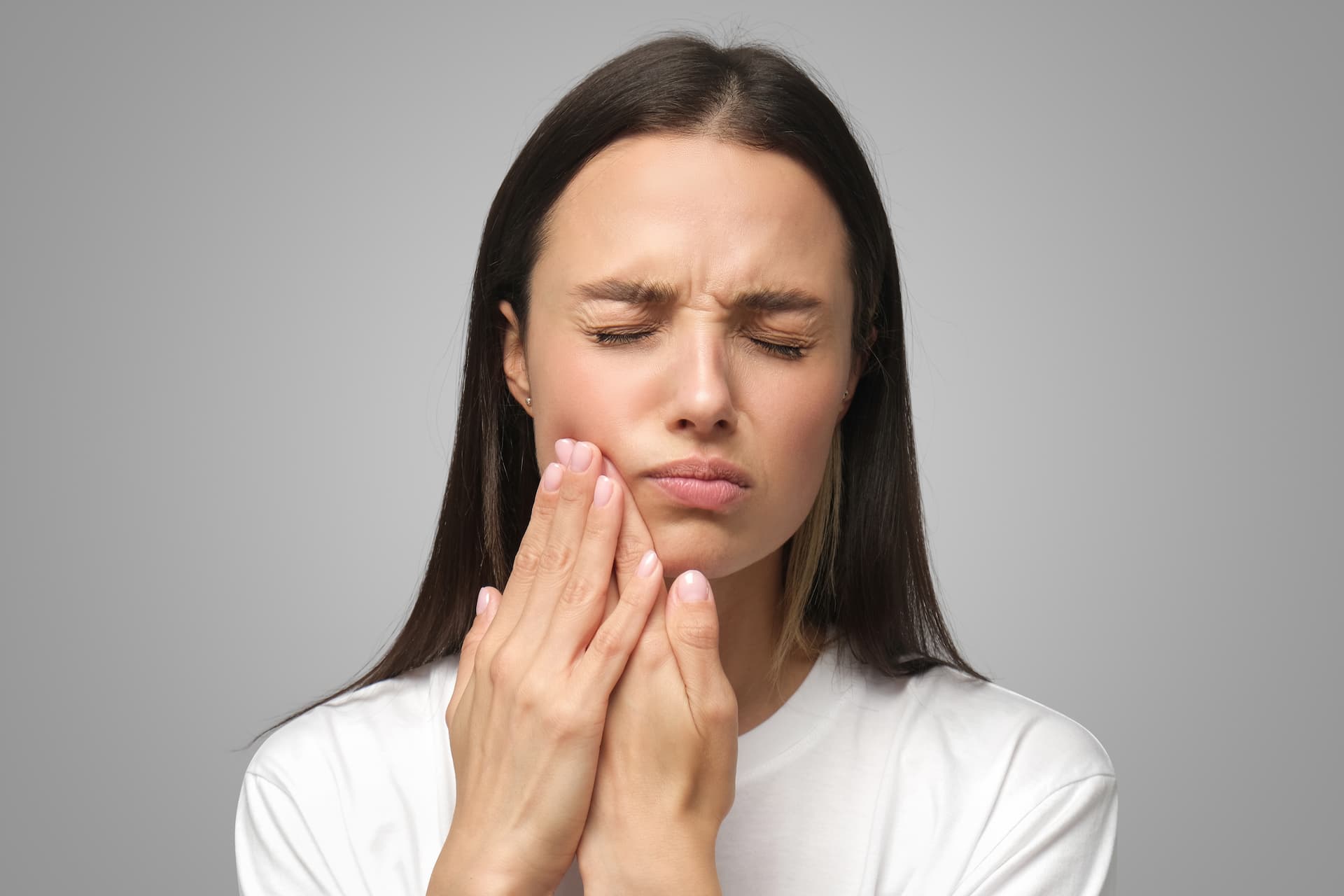 WOman experiencing symptoms of periodontitis